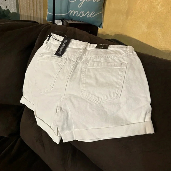 BLANKNYC The Perry - white cuffed shorts. - Picture 4 of 6